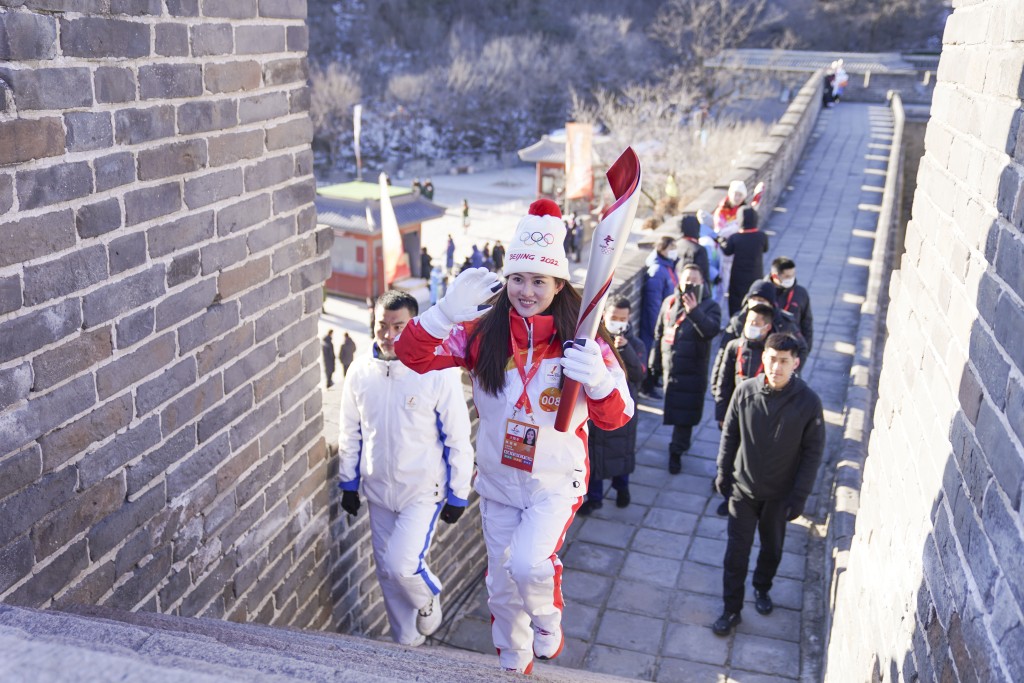 2022年北京冬奥会火炬在八达岭长城传递陈若琳作为火炬手传递火炬。 新华社