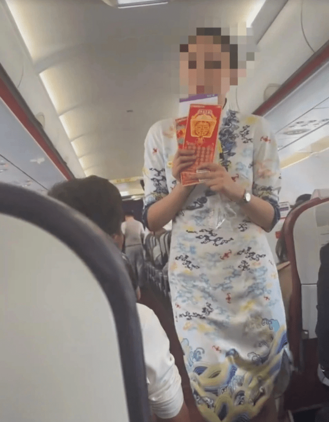 內地廉航空姐機上售賣「刮刮樂」。縱覽新聞 內地廉航空姐機上售賣「刮刮樂」。縱覽新聞