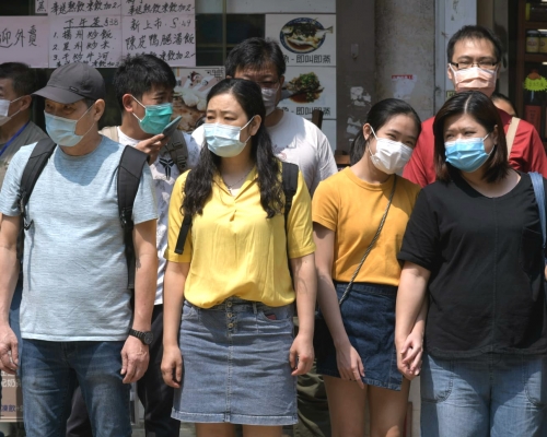 市民外出佩戴口罩。