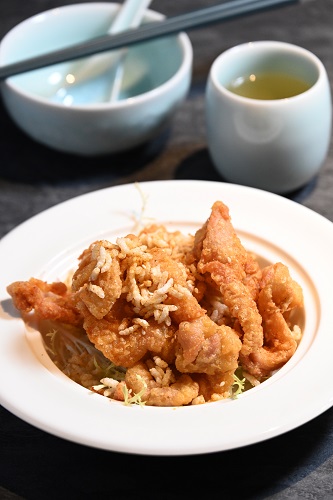 脆米香酥雞球（廚師發辦主菜）由經典中菜南乳炸雞改良而成，雞肉先以醃料醃至入味，沾上脆米再炸。