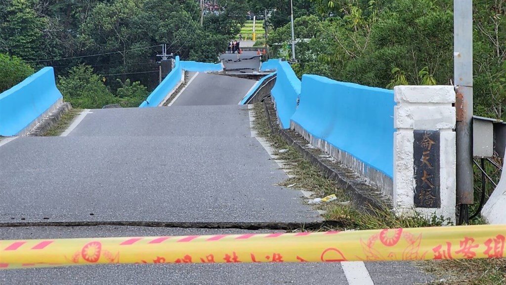 花蓮縣崙天大橋橋面嚴重受損。網上圖片