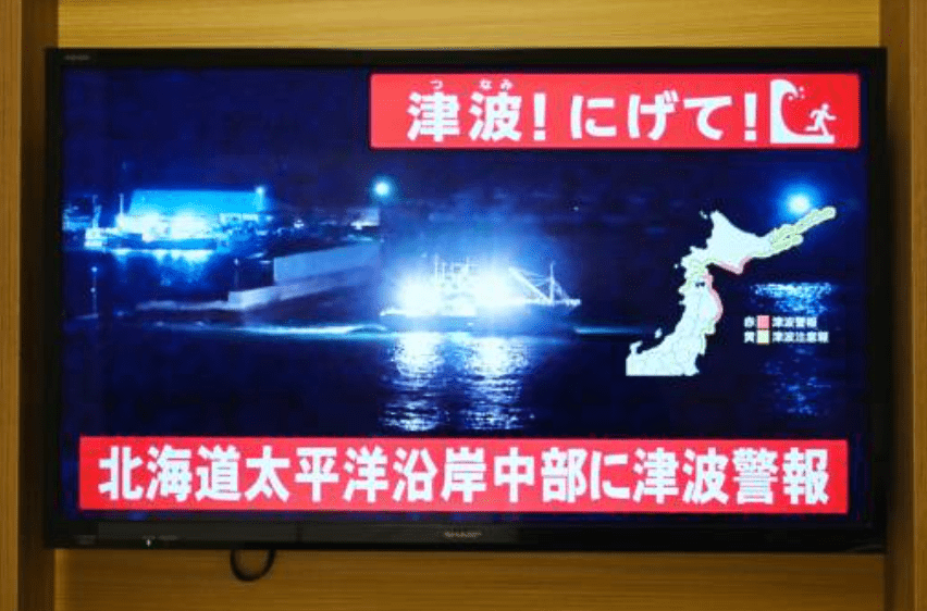 日本媒體通宵報道地震消息。法新社 日本媒體通宵報道地震消息。法新社