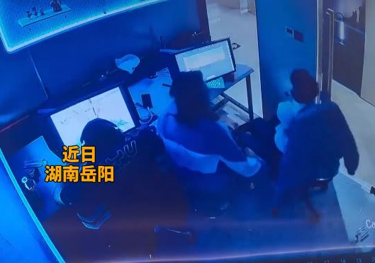 岳陽男子包房打機期間，被闖入的女子猥褻。@河南法制報