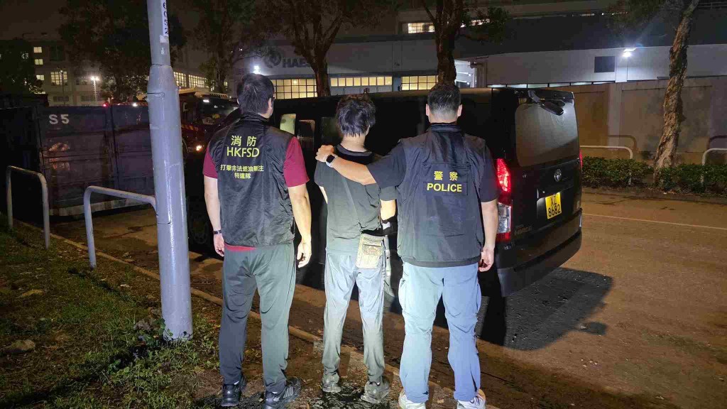 警方聯同消防處將軍澳工業區搗非法加油站 檢逾1500公升汽油 35歲男被檢控。警方圖片