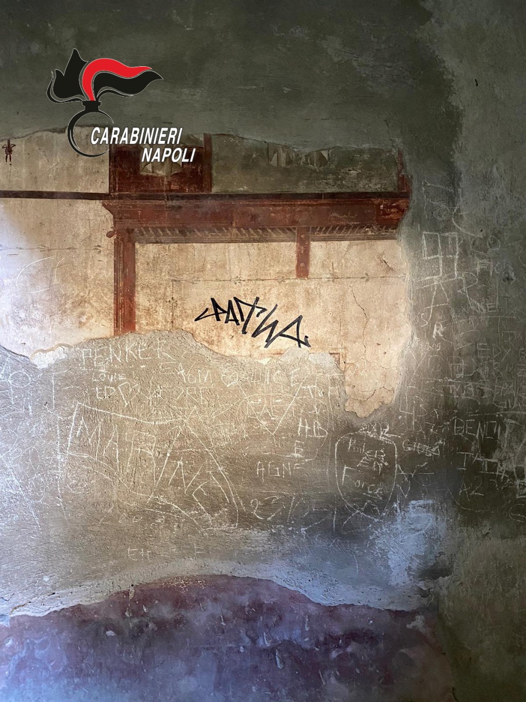 意大利南部古城赫庫蘭尼姆一處古民居牆面，日前遭荷蘭遊客以麥克筆簽名塗鴉。 路透社