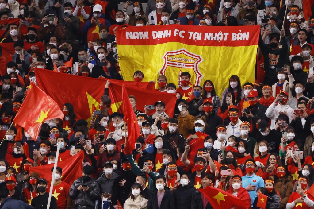 越南球迷興奮打氣違反防疫規定，令日本足協頭痛。Reuters