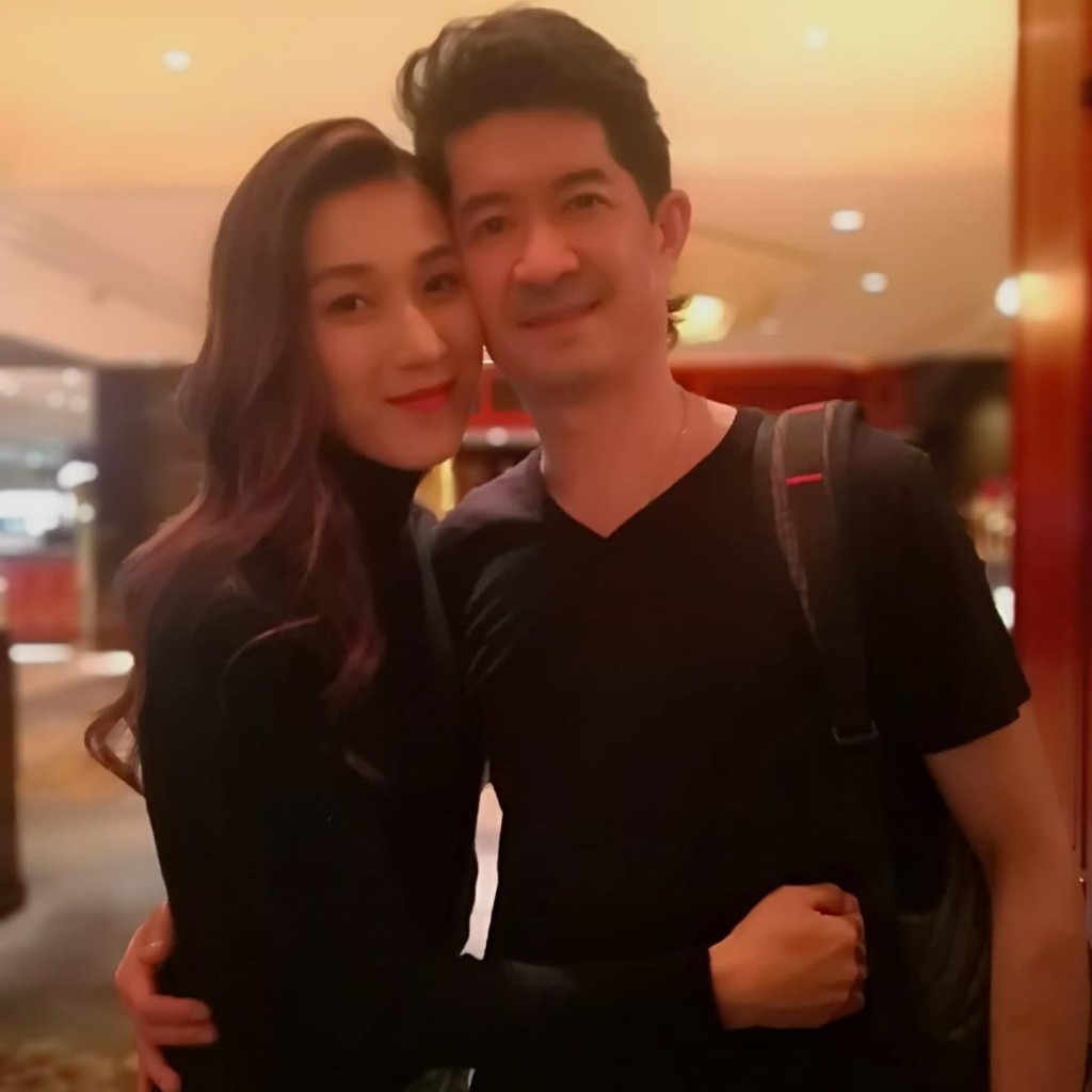 鍾嘉欣2015年與脊醫老公Jeremy結婚，二人育有一子一女。