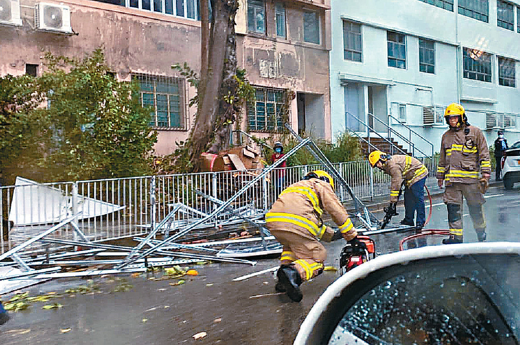 屯门■屯门青云路一工厦天台太阳能板被强风吹脱,飞堕街上击中途经私家车。 屯门■屯门青云路一工厦天台太阳能板被强风吹脱,飞堕街上击中途经私家车。