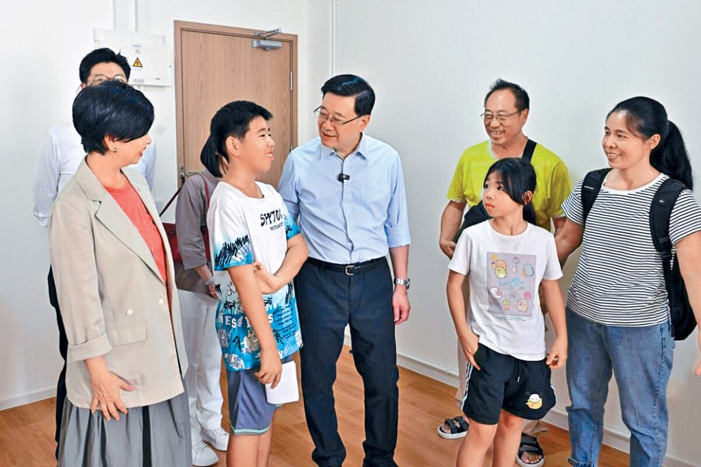 行政長官李家超8月23日到訪觀塘區，與彩興路簡約公屋的住戶交流。