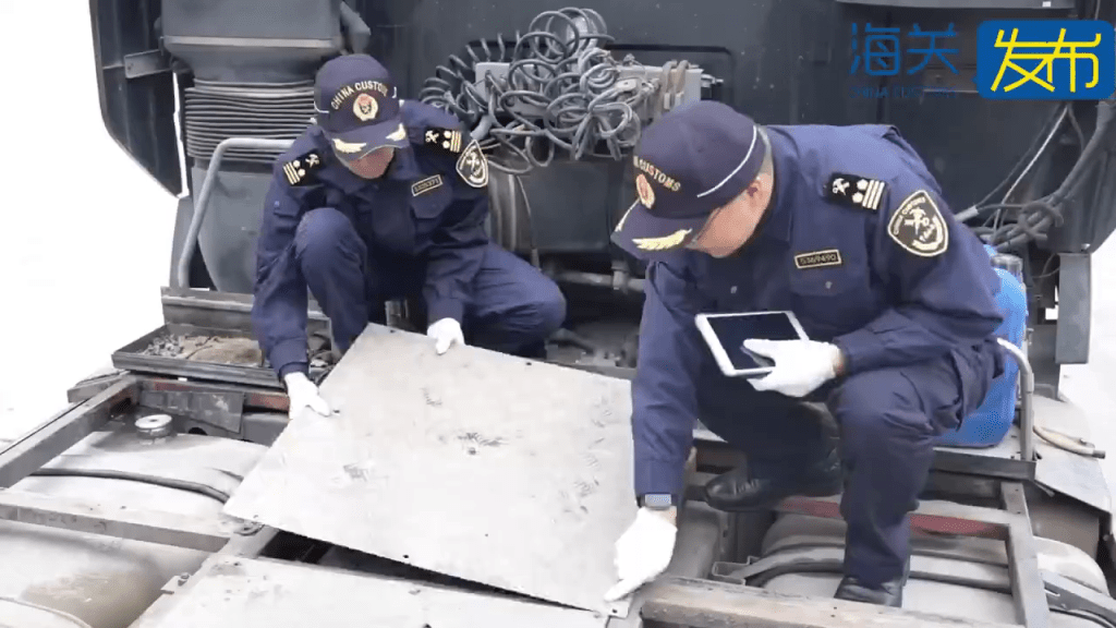 文錦渡口岸海關在一輛貨車起獲重134公斤銀磚，價值近¥430萬元。