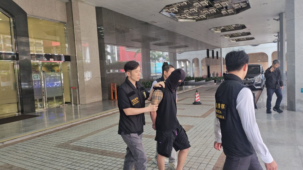 男子被司警移送檢院。 男子被司警移送檢院。