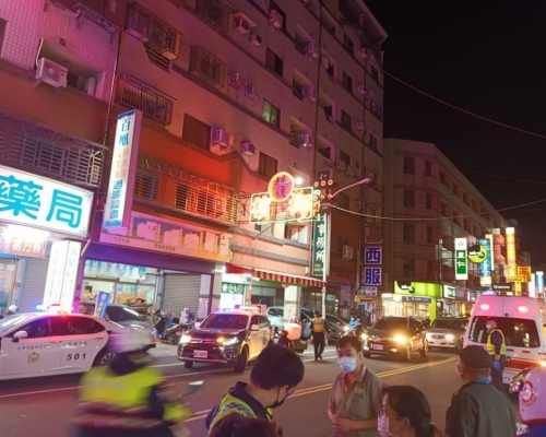 台中市晚上懷疑發生隨機斬人案，多輛警車停在案發地點。網圖