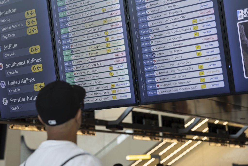 全球多个机场受电脑故障影响。美联社