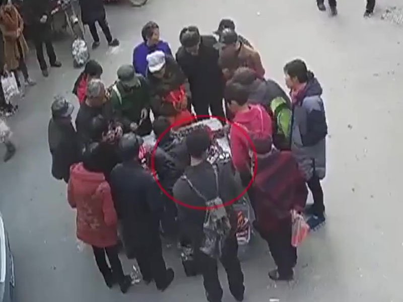 經查,兩名扒手都已年過半百,涉案十多宗。(網圖)