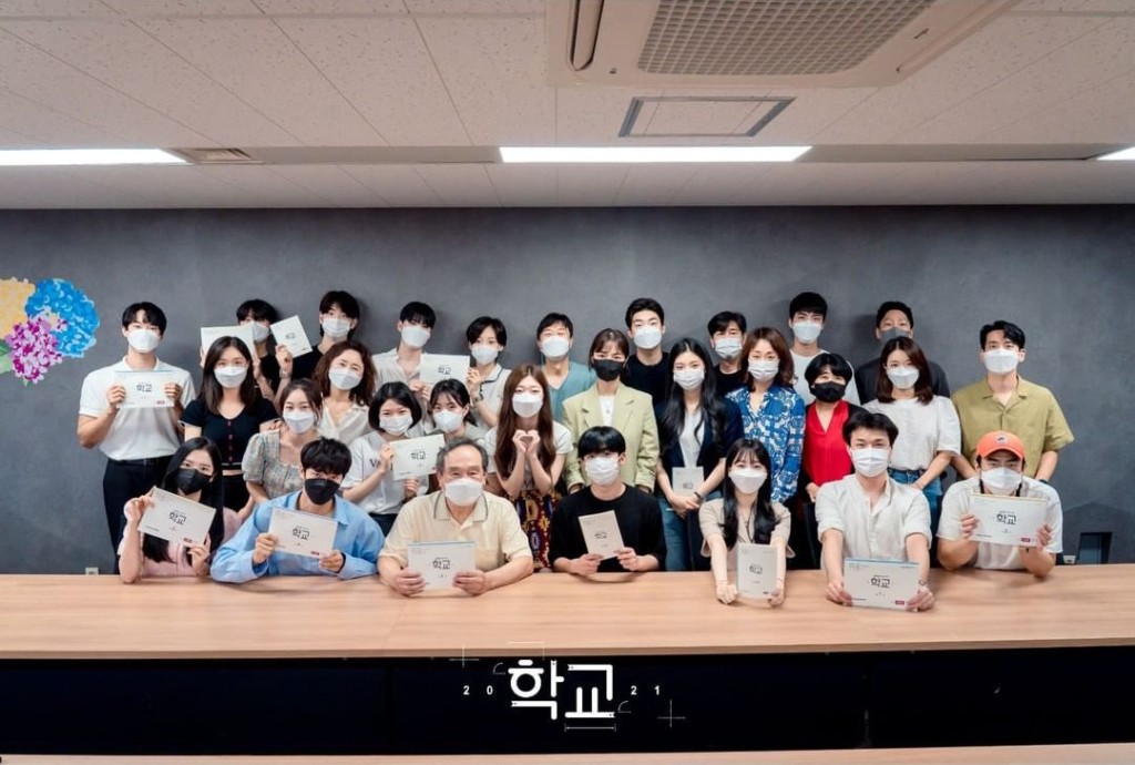 《學校2021》早前公開的劇組首讀劇本照片。