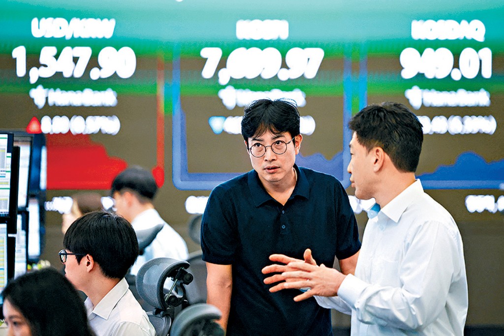 韩国综合指数盘中跌幅一度触发熔断机制，收市仍跌逾8%。