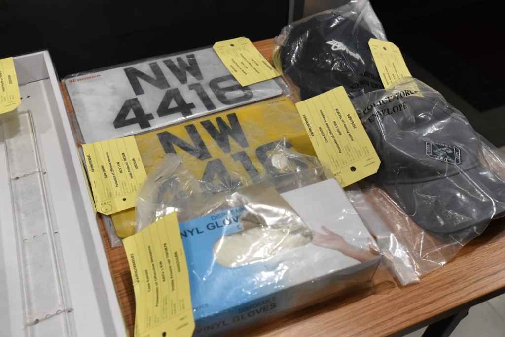 警方展示涉案武器及工具。