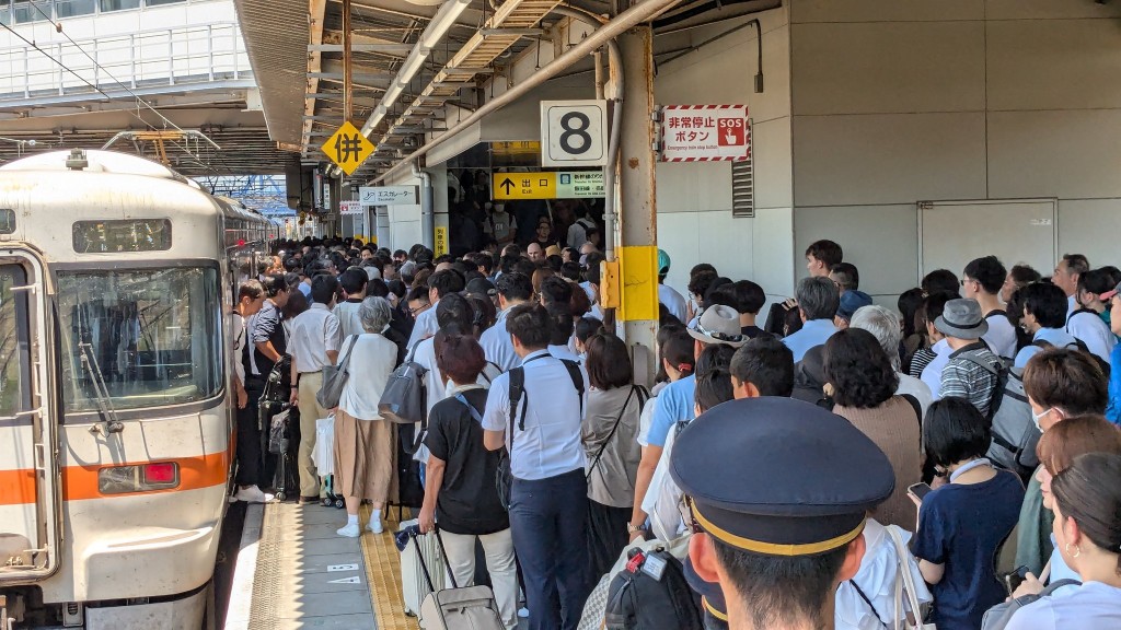 由于东海道新干线暂停营运，站内变得极为拥挤。（X@2211EXPRESSsub）