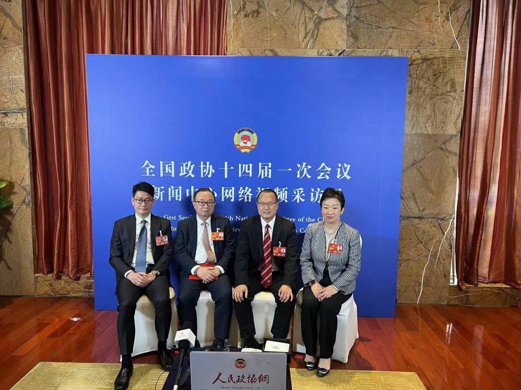 全国政协委员蔡冠深（右二）、廖长江（左二）等人，引述王沪宁讲话。