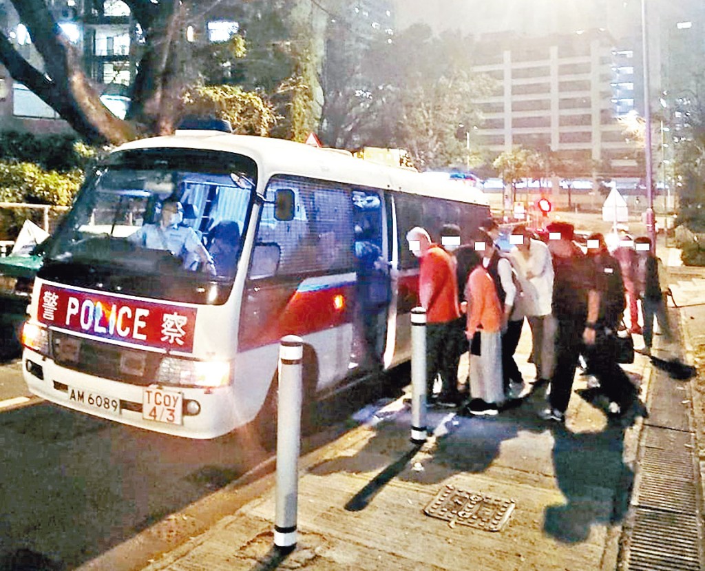 警方拘捕賭檔主持及賭客帶署調查。