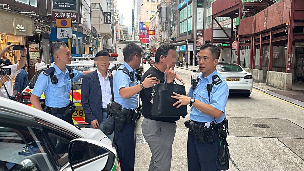 警方將兩名韓國籍男子拘捕。劉漢權攝 警方將兩名韓國籍男子拘捕。劉漢權攝