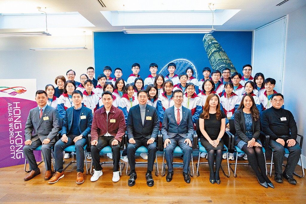 香港駐倫敦經濟貿易辦事處處長羅莘桉先生(前排右四)、副處長曾曉彤女士(前排右三)及黃凱鈴女士(前排右二)與東華三院董事局成員及學生大使會面,分享香港和英國的經貿合作商機。