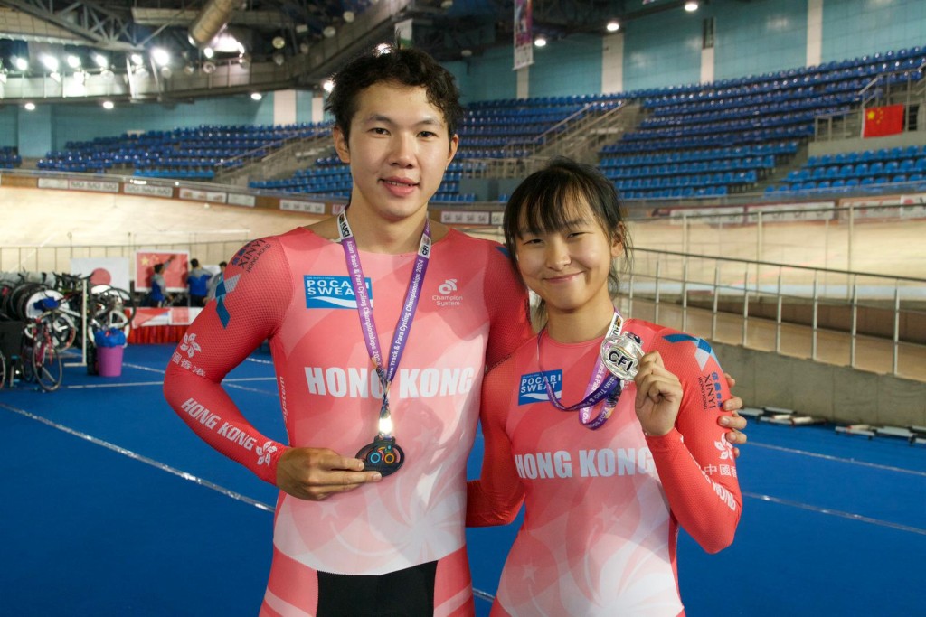 兩位獎牌得主伍柏亨及李思穎為港隊爭得2面獎牌. 相片: 中國香港單車總會
