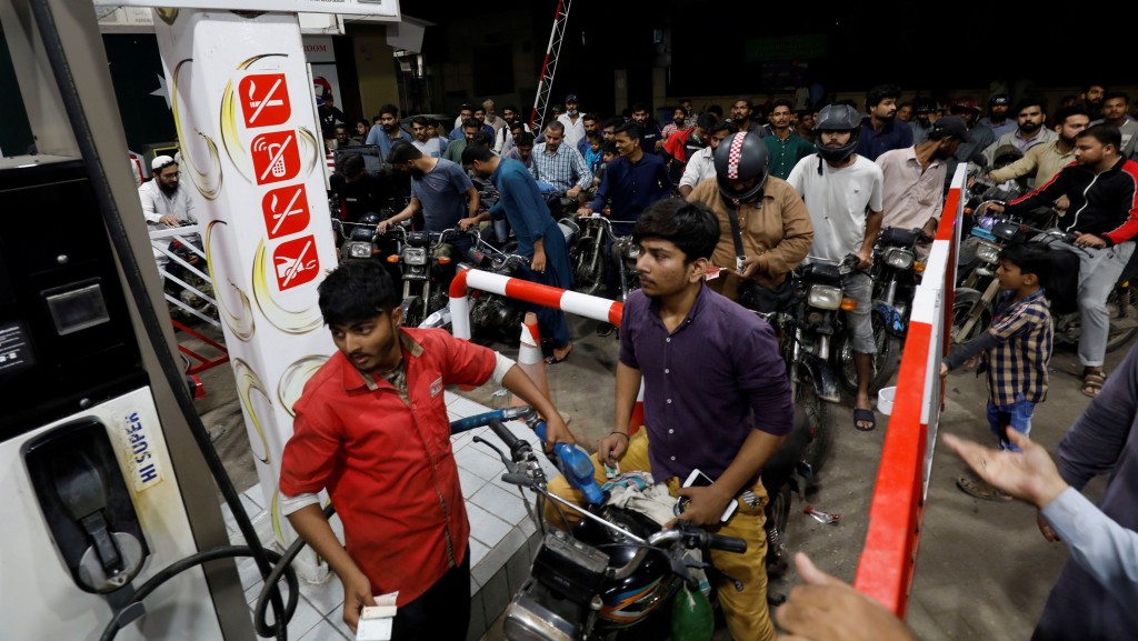 2021年巴基斯坦汽油商酝酿罢工，引发民众恐慌争相入油。 路透社