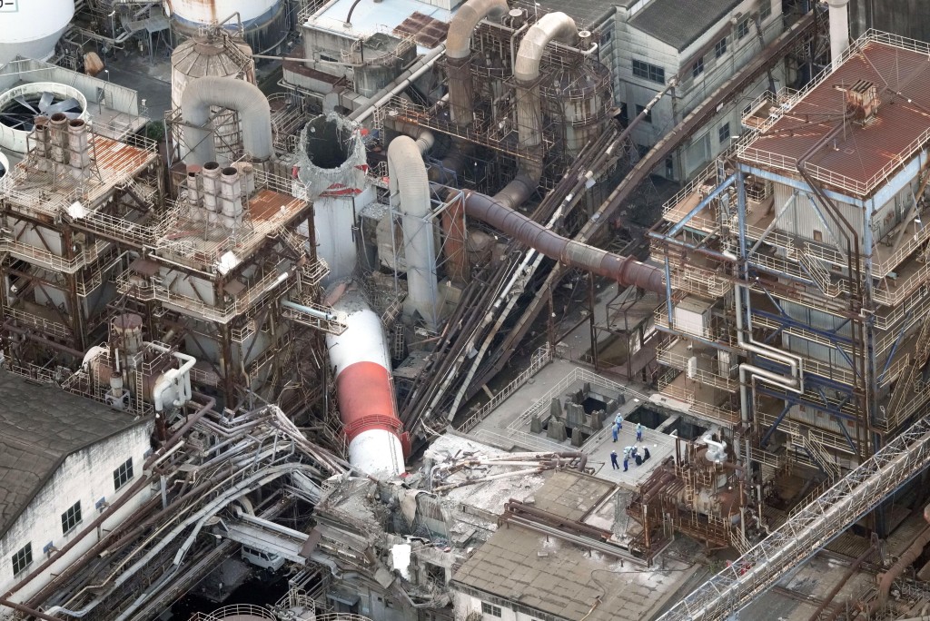 熊本地震|日本製紙80米煙囪砸中辦公室釀9死。 美聯社 熊本地震|日本製紙80米煙囪砸中辦公室釀9死。 美聯社