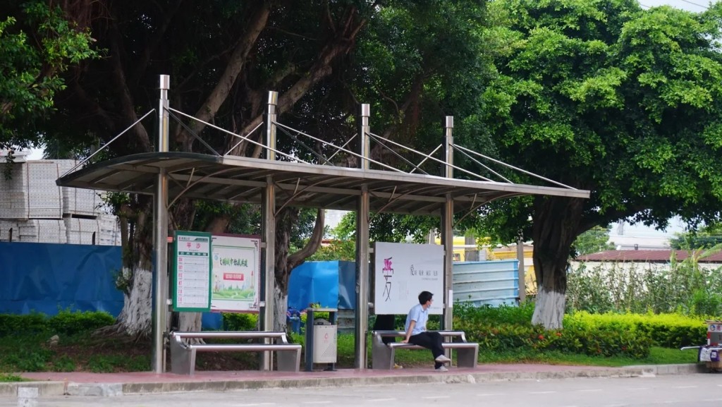 珠海巴士站座椅設計奇葩，網民吐槽兜不住屁股。