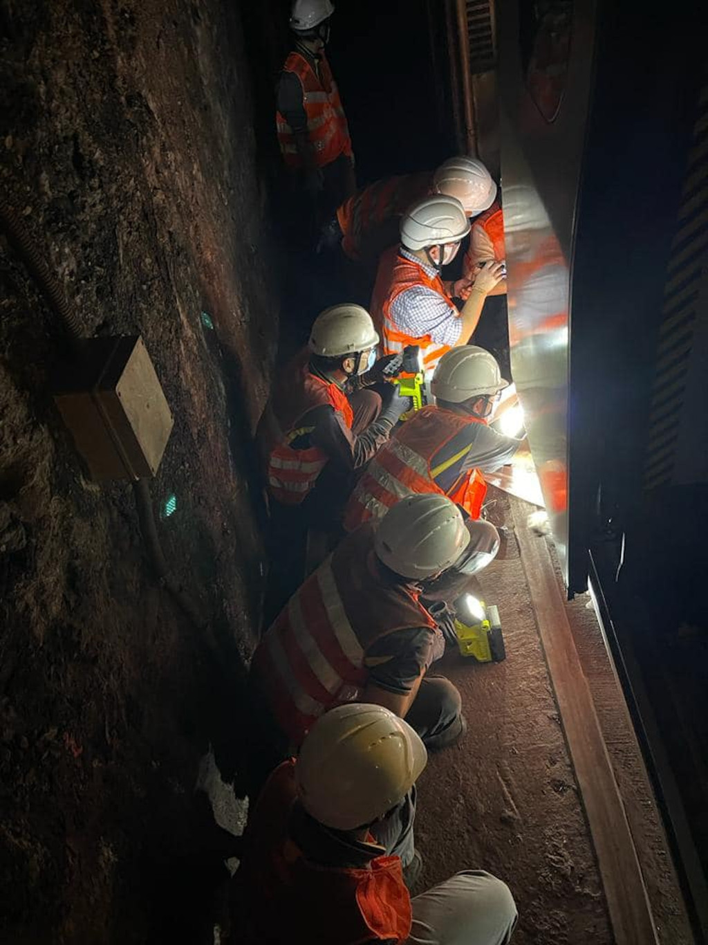 消防員及工程人員沿路軌檢查肇事列車。(香港消防處圖片)