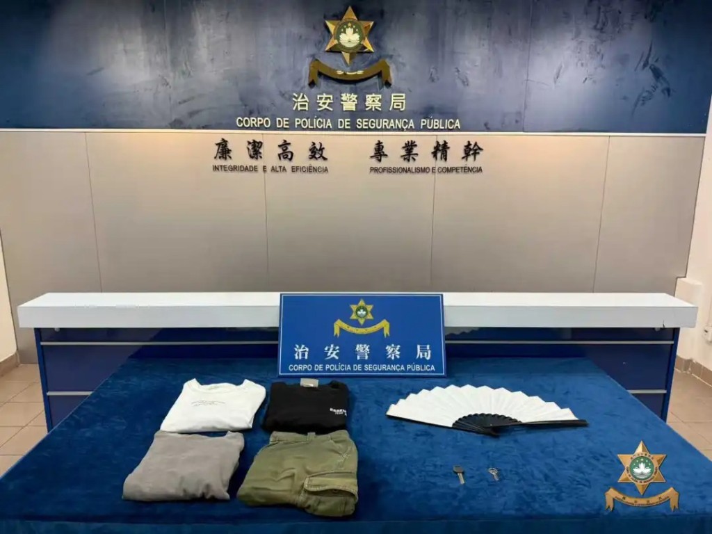 澳門治安警展示證物,包括疑犯用作虐貓的紙扇。FB:治安警察局社區警務 澳門治安警展示證物,包括疑犯用作虐貓的紙扇。FB:治安警察局社區警務