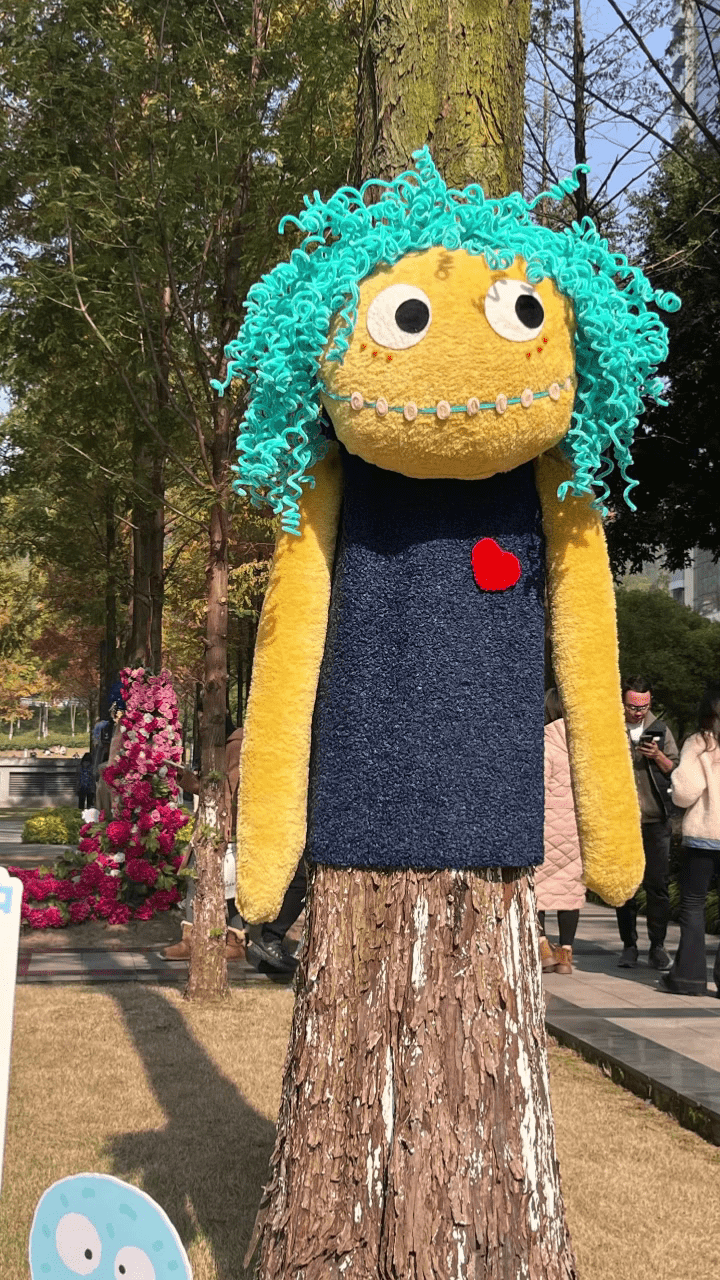 重慶渝興廣場上的「大樹人偶」,備受爭議。 重慶渝興廣場上的「大樹人偶」,備受爭議。