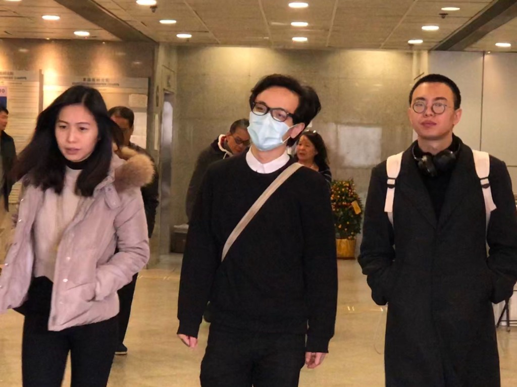 兼職舞台助理賴卿鴻(戴口罩者)。郭止晅攝