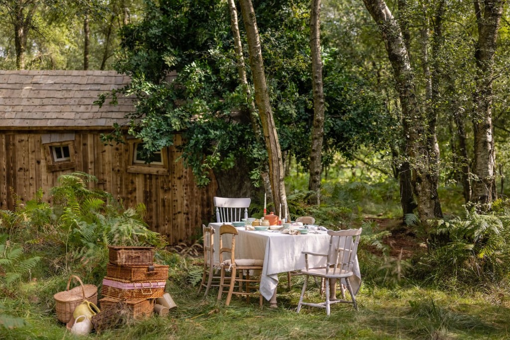 Bearbnb屋外還有小巧的庭園餐桌。Airbnb網站圖片