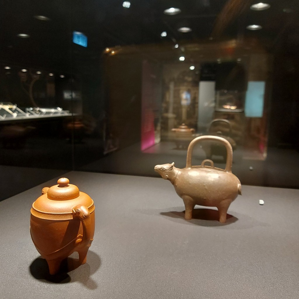 珍貴文物展示｜ 仲美款宜興紫砂天雞三 ⾜陶壺 明（1368 –1644 ）及徐 友 泉款宜興紫砂⽜形陶 壺 ⺠國時期（20 世紀前期）