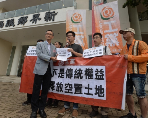 請願人士向黃遠輝(左)遞交請願信。