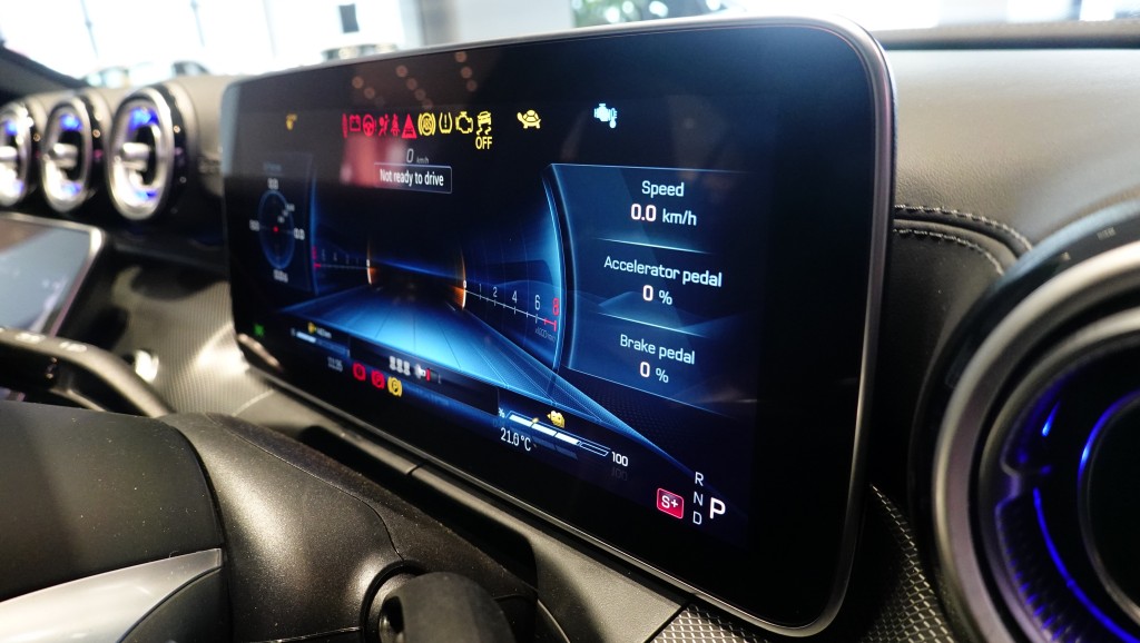 平治AMG C63 S E-Performance採用12.3吋數碼儀表板