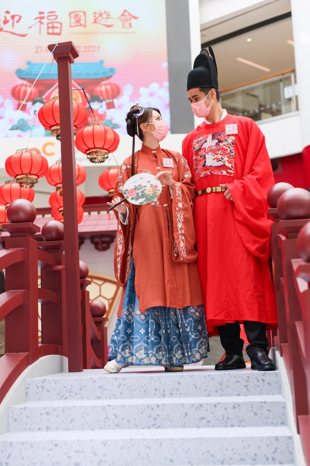 奥海城的迎福园游会布置成布置成充满花灯的古城街角。 奥海城的迎福园游会布置成布置成充满花灯的古城街角。