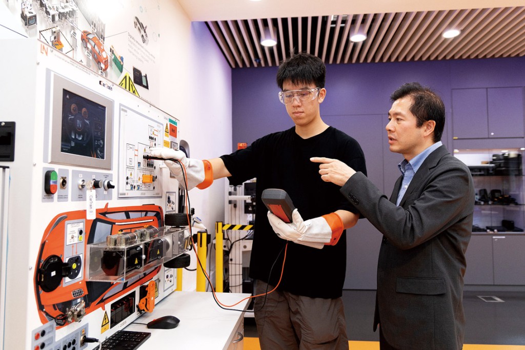 Kenny在設計VTC課程時,以培養具備跨品牌適應力的「系統型人才」為核心目標,他相信,學生一旦掌握這些基礎知識,未來即使面對不同品牌或快速迭代的新技術,也能舉一反三,迅速適應行業變化。 Kenny在設計VTC課程時,以培養具備跨品牌適應力的「系統型人才」為核心目標,他相信,學生一旦掌握這些基礎知識,未來即使面對不同品牌或快速迭代的新技術,也能舉一反三,迅速適應行業變化。