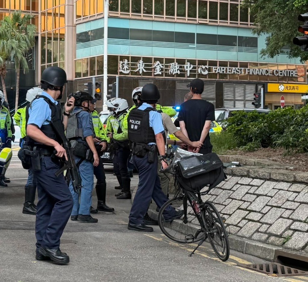 警方在遠東金融中心對開截獲一名戴CAP帽男子。網上圖片