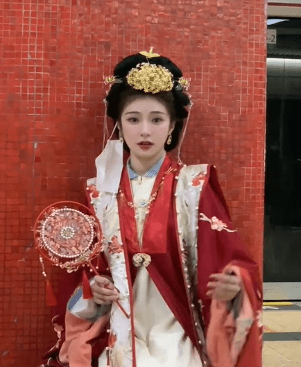 內地美女穿明制漢服遊香港