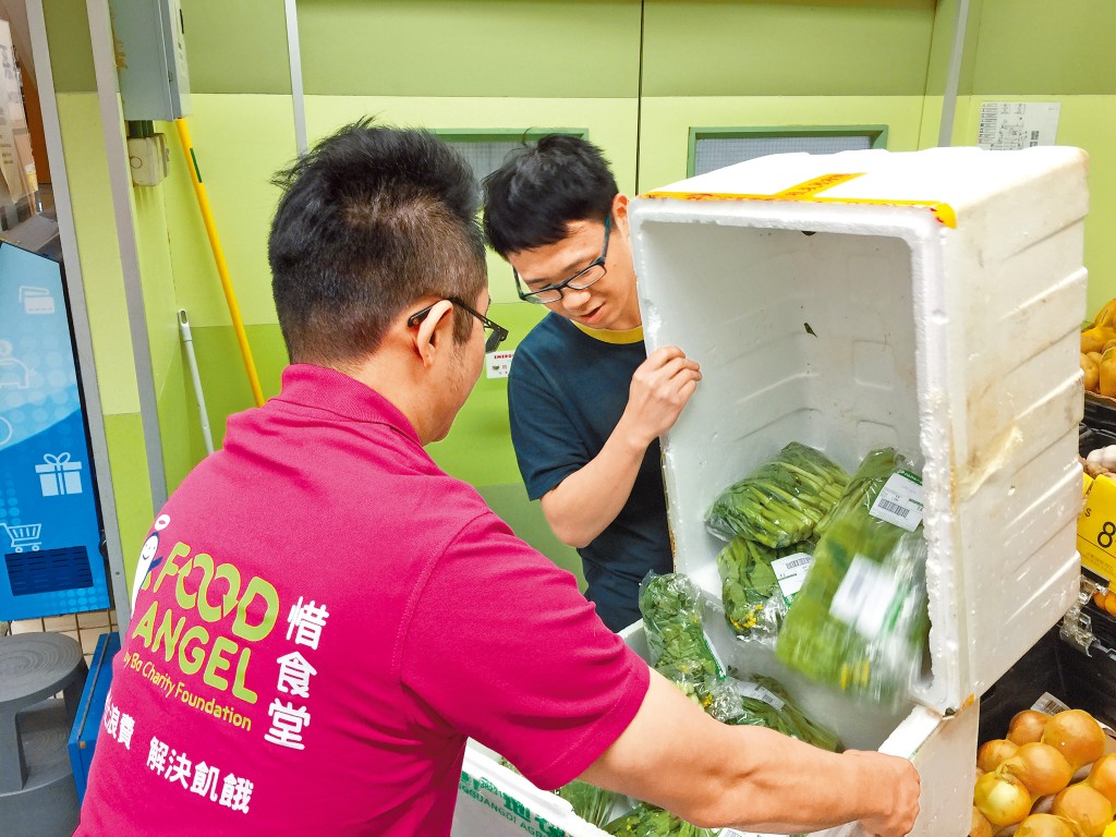 自2012年起，百佳夥拍惜食堂成為全港首家捐贈剩餘食物的超市，至今已捐贈超過3,800噸剩餘食物。