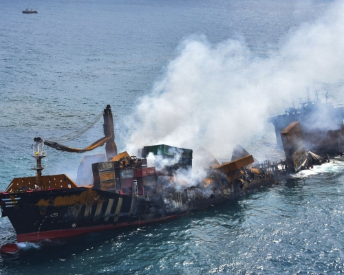 新加坡貨輪斯里蘭卡失火，或帶來斯里蘭卡有史以來最嚴重的海洋生態災難。AP圖片 