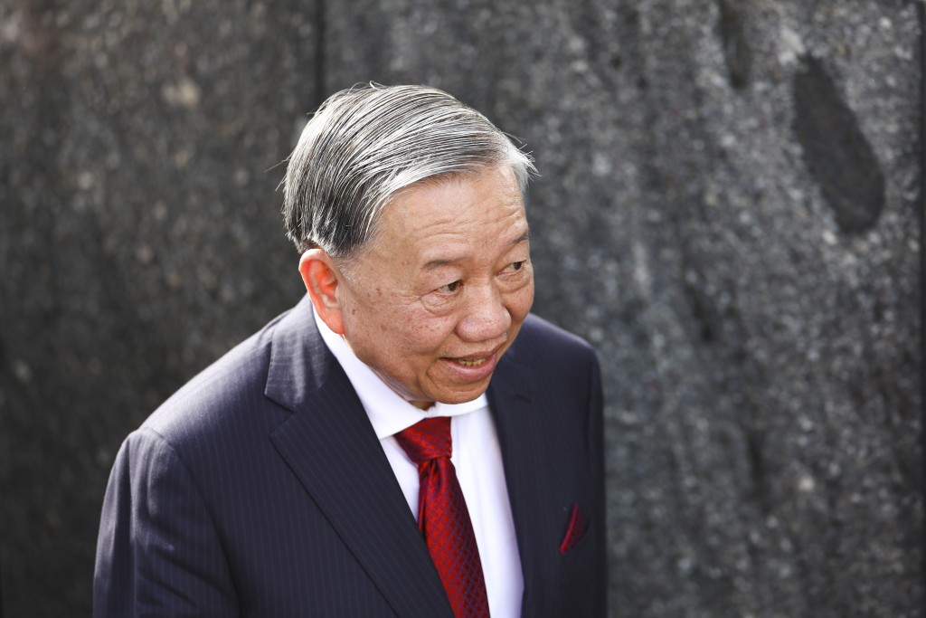 苏林出席在阅兵式后离场。美联社