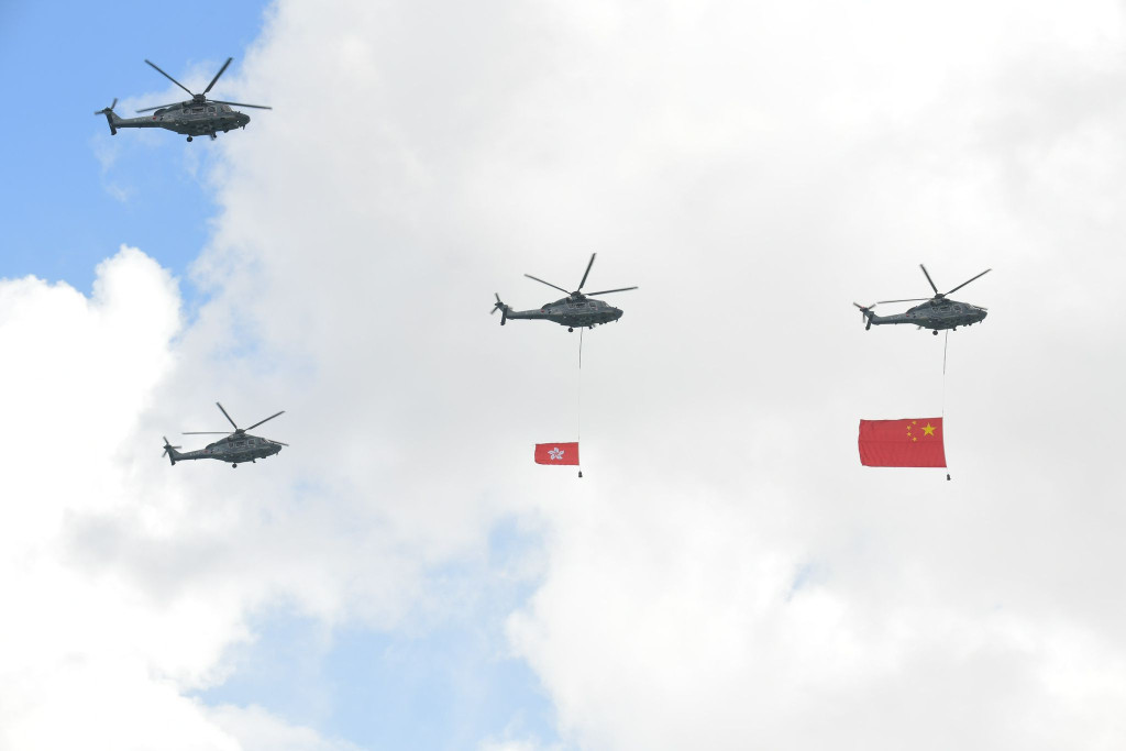 飛行服務隊兩架直升機分別懸掛國旗及區旗。