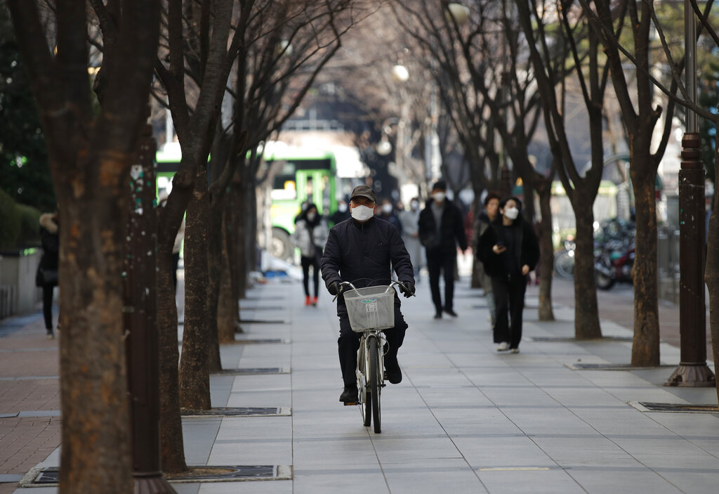 新冠肺炎蔓延至韓國,民衆戴口罩防疫。AP