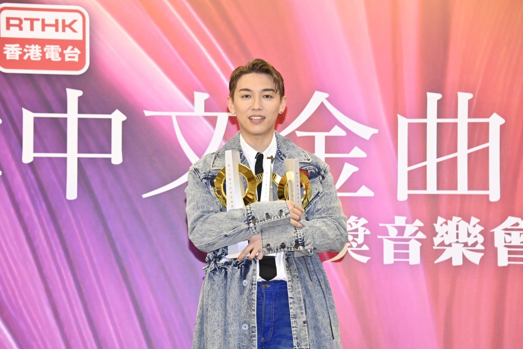 張天賦於昨晚「第46屆十大中文金曲」頒獎音樂會,獲得3個獎。 張天賦於昨晚「第46屆十大中文金曲」頒獎音樂會,獲得3個獎。