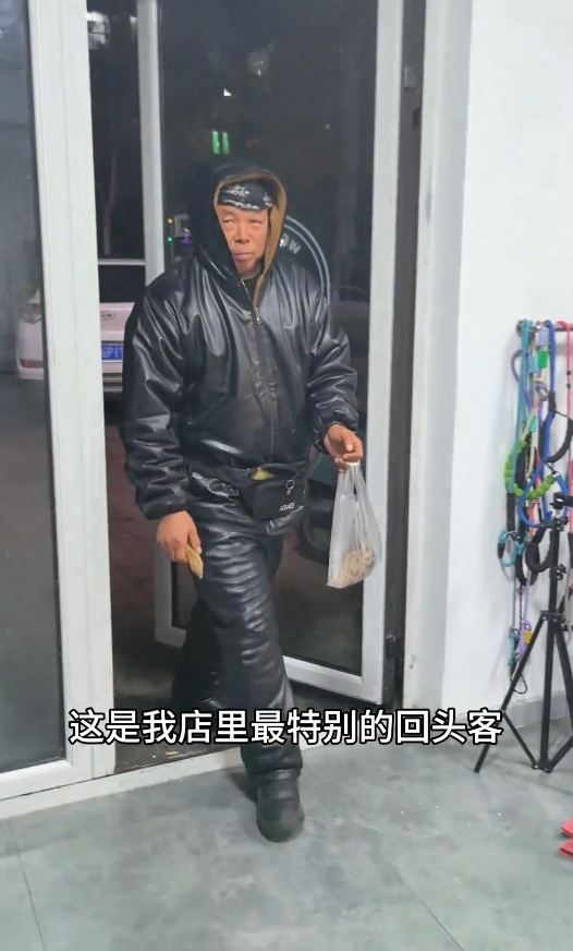 大叔用賣剩的烤番薯向寵物店換來短暫的逗貓時光。抖音@無敵奶爸