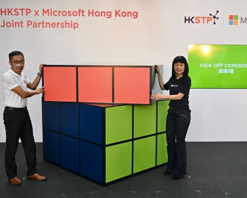 左起：香港科技園公司行政總裁黃克強、Microsoft 香港及澳門區總經理陳珊珊